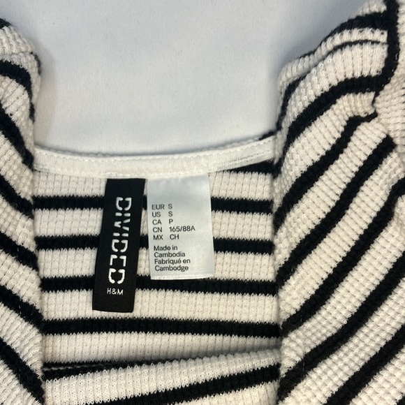 H&M Divided black and white stripes shortsleeved cropped top woman’s size small - Picture 3 of 4